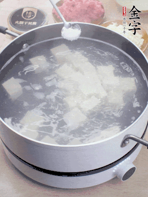 豆腐切成大小均勻正方體，鍋內(nèi)放水，加一點(diǎn)鹽焯水10秒。