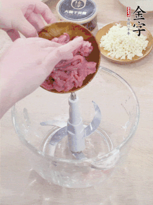 牛肉攪成牛肉泥。