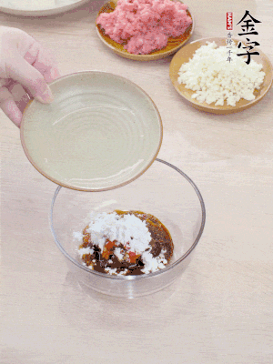 調(diào)料汁：金字火腿干貝醬2勺、剁椒1/2勺、生抽1/2勺、淀粉2勺、清水半碗。