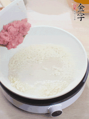 鍋內(nèi)熱油，蒜泥、牛肉泥炒至酥香。