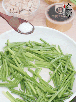 起鍋熱油，下韭菜苔炒至變色。加少許鹽。