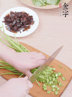 空心菜摘掉葉子，菜梗切成丁。