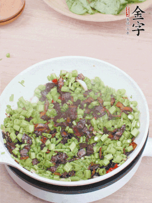 1勺生抽、1勺蠔油、1點(diǎn)點(diǎn)白糖調(diào)味。