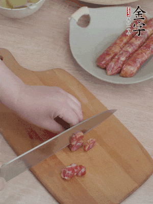 香腸切片。（圓片一點，不用很斜）