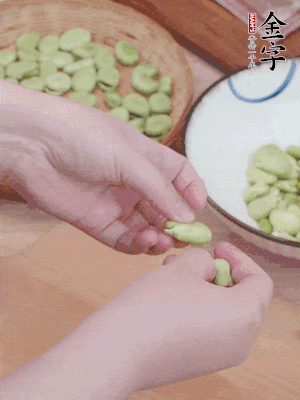 蠶豆剝殼，去掉豆衣，切碎。