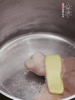 撈出洗凈后，加蔥姜、黃酒二遍焯水。