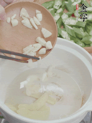 砂煲熱油，姜蒜、辣椒煸香。