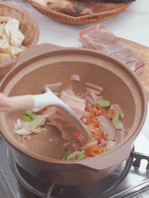 砂鍋中倒入油，放入姜片、蔥段、咸肉、海米炒出香味。