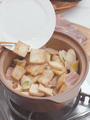 依次下春筍、豆腐，開水沒過食材。