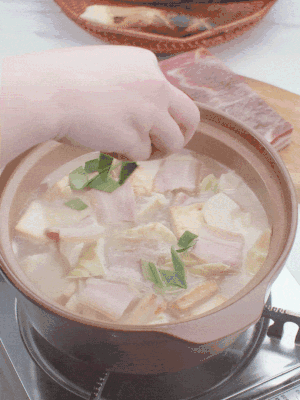 一小撮鹽、糖、雞精調味，最后撒點蒜葉點綴。