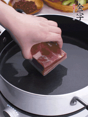 金字淡咸肉冷水入鍋煮15分鐘。