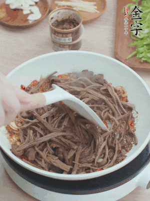 下茶樹菇煸炒4分鐘。
