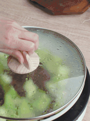 西葫蘆略出水時，加一小撮鹽調(diào)味。