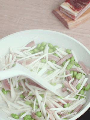 下茭白絲、青豆翻炒。