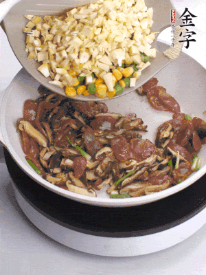 鍋里熱油，爆香蔥白，下香腸片炒至微微出油，加時(shí)蔬粒、香菇粒、春筍粒翻炒均勻。