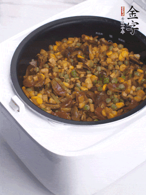 電飯煲按煮飯鍵，出鍋撒蔥花。