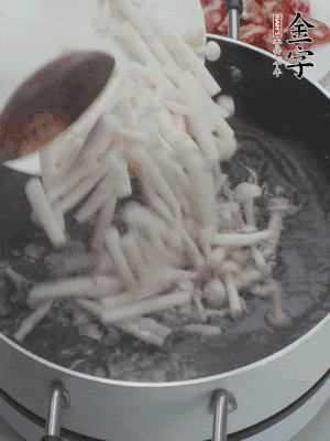 白玉菇改刀焯水30秒。