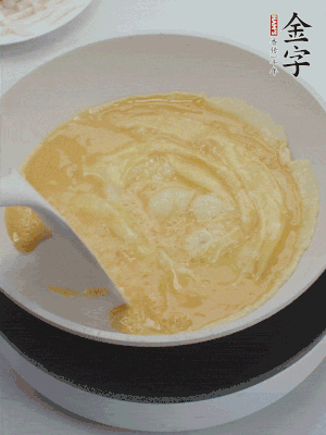 2個雞蛋炒散。