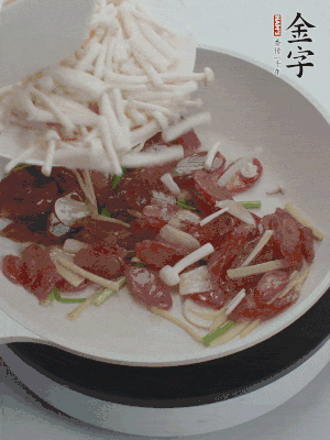 放白玉菇、青紅辣椒、雞蛋。