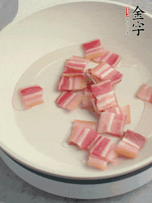 鍋中少許油，金字淡咸肉煸香。