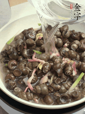 倒處理干凈的螺螄翻炒，加3勺料酒。加清水蓋過螺螄，中火蓋蓋煮5分鐘。