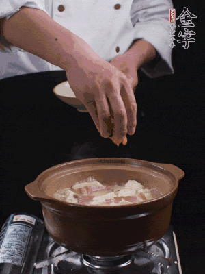下蝦仁干，煮5分鐘。撒蒜葉，煮1分鐘。