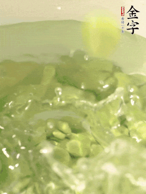 新鮮蠶豆熱水焯水30秒，然后浸入涼水。