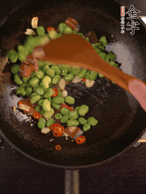 再下蠶豆煸炒，加1勺料酒調(diào)味。
