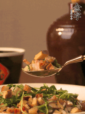 出鍋前嘗味，味淡加點(diǎn)鹽。