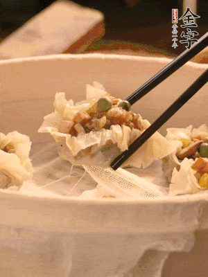 包好的燒賣放在蒸籠上，水開后蒸8分鐘左右。
