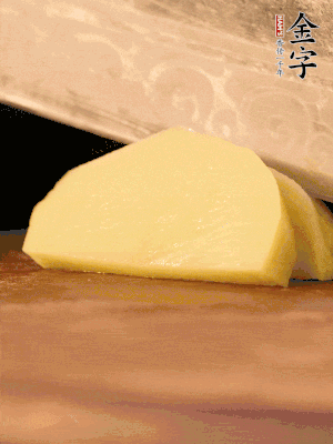 土豆去皮切丁。水開后，放入鍋中煮2-3分鐘，撈出瀝干水分。