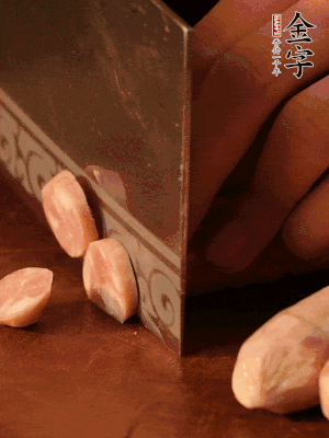 金字烤腸切圓片。