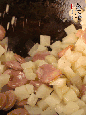再放烤腸片煎熟。撒點(diǎn)鹽、孜然粉、辣椒面。