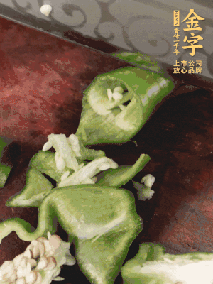 辣椒洗凈斜切成段，蒜切片。