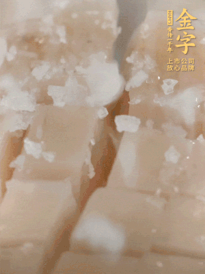 鮑魚中加點鹽、蠔油抓拌一下。