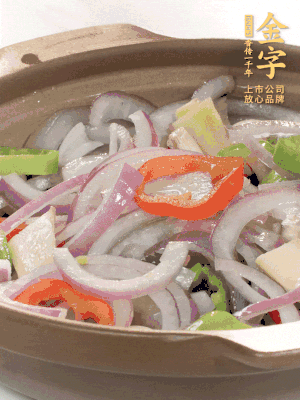 砂鍋底鋪上香菜，放上料頭，再放上焯過水的鮑魚殼。