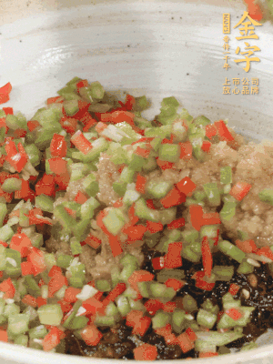 XO醬、蒜蓉醬、青紅椒粒攪拌成醬料。