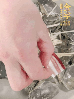 姜、大閘蟹、咸肉依次鋪上，倒淺淺一個(gè)底的花雕酒。