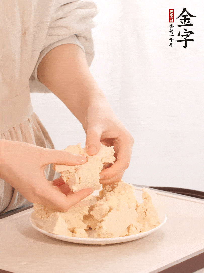老豆腐用手掰成塊。