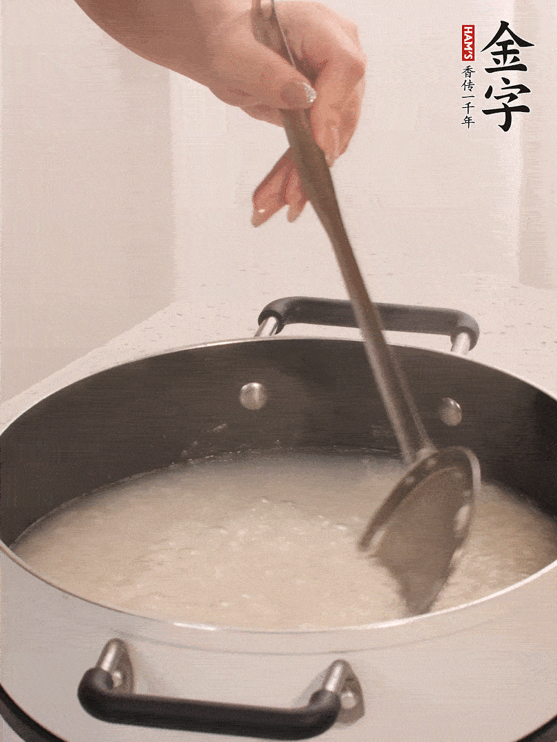 香菇、土豆、胡蘿卜、金字土香腸切小塊。