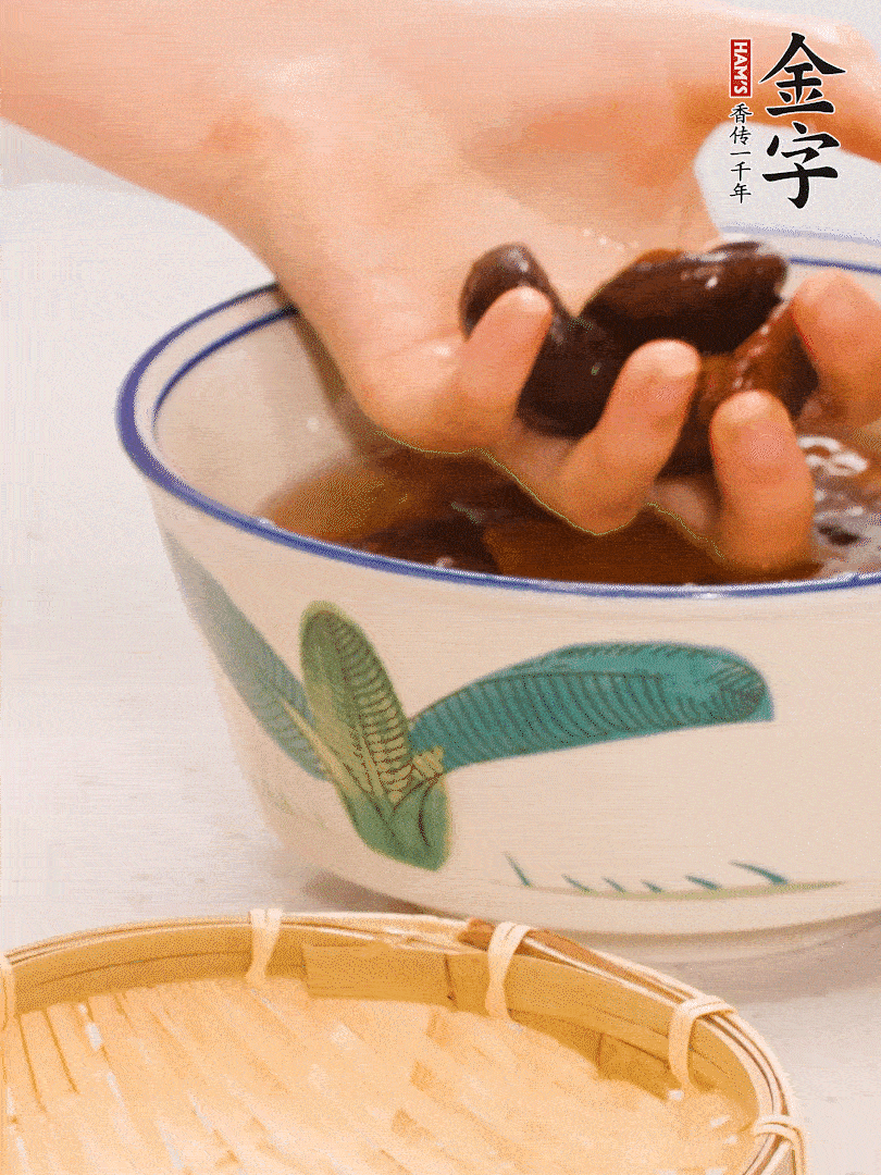 干香菇提前泡發(fā)切片，泡香菇水留著備用。