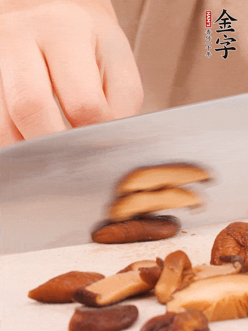 干香菇泡發(fā)，切成小塊。