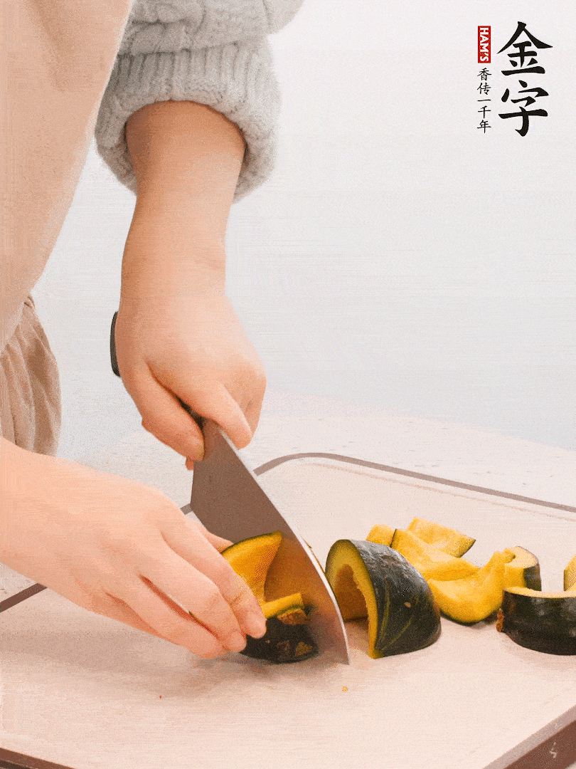 貝貝南瓜切小塊，生姜切成姜絲。