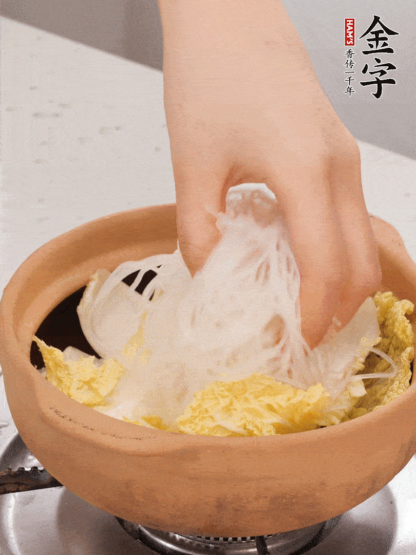 放入提前泡軟的粉絲，蓋上蒜蓉醬汁