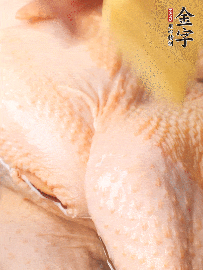 老母雞去頭去尾，斬去雞爪。冷水入鍋，加料酒、蔥姜焯水，煮出浮沫后撈出，用清水洗凈