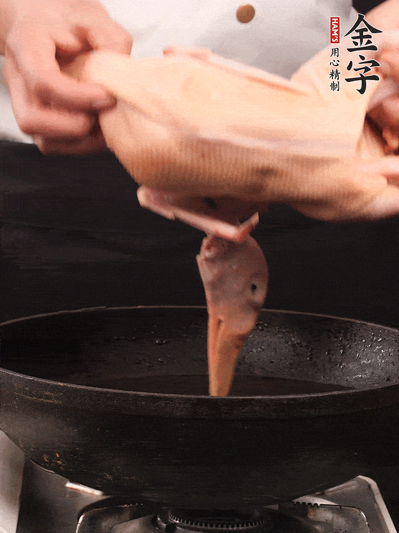 處理干凈的老鴨1只，黃酒小半碗，姜幾片，一起放入冷水，煮沸焯水3分鐘，去除血沫