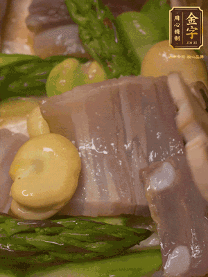倒入熱水，燉煮10分鐘
