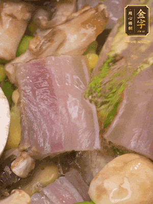 開蓋，放入河蝦繼續(xù)燜煮5分鐘