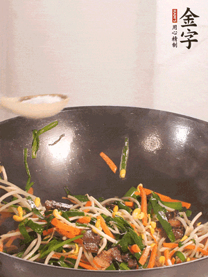 炒合菜：金字醬油肉、綠豆芽、韭菜