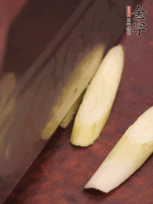 蒜白切小段，辣椒斜切圈